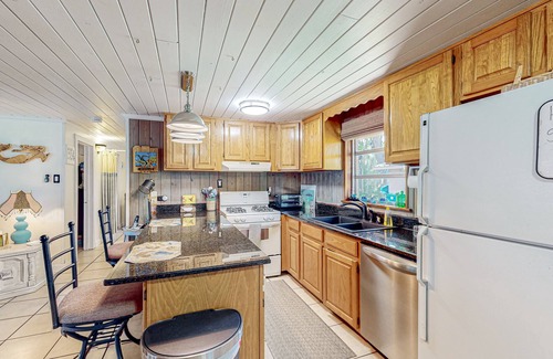 Weeki Wachee Gardens House | House in Weeki Wachee with kayaks, dock access, & bikes