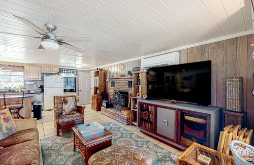 Weeki Wachee Gardens House | House in Weeki Wachee with kayaks, dock access, & bikes