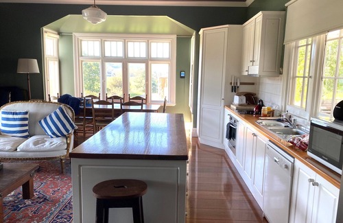 Wee Jasper House | House located on 40 acres overlooking the Goodradigbee River.