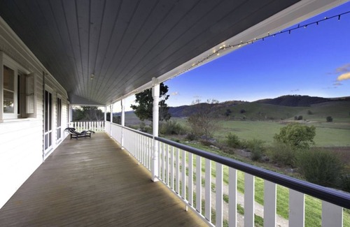 Wee Jasper House | House located on 40 acres overlooking the Goodradigbee River.