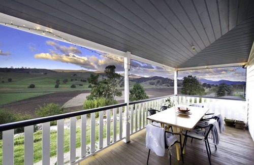 Wee Jasper House | House located on 40 acres overlooking the Goodradigbee River.