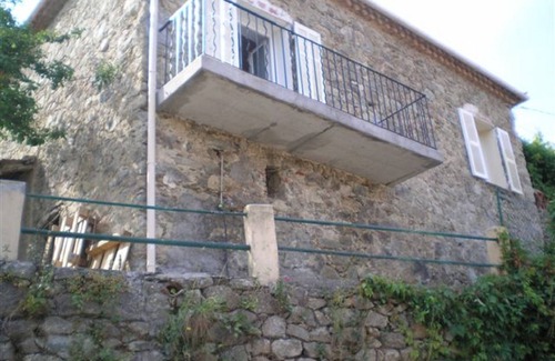 Urtaca House | house of 100 m2 with a large stone terrace
