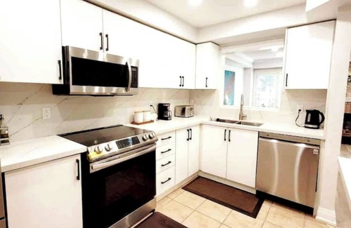 West Oak Trails House | House of 3 Beds -3 Washroom - King Bed- Kids Crib- 85’ TV- Workspace