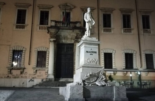 Carrara Villa | House of Artists - Acquilotto