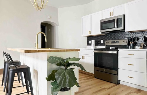 Evansville House | House of Color A/KING 1BD/1BA Apt