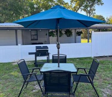 Crystal River House | House of Manatees-Entire house with yard, fire pit, dog friendly