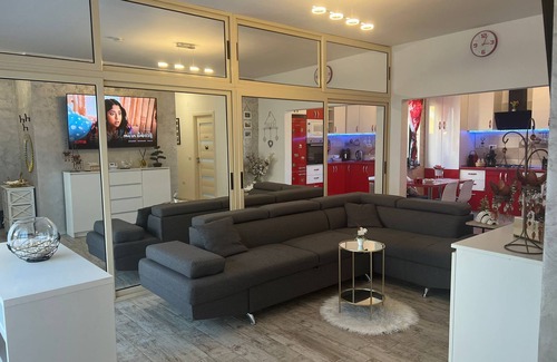 Vanatori Villa | House of Roses An Oasis of Charm in Galati