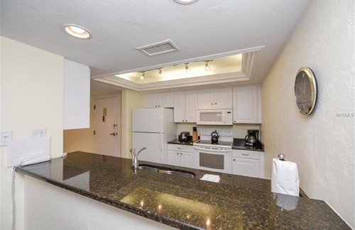 Siesta Key Condo | House of the Sun top floor 2/2 on the Gulf side with views of Gulf