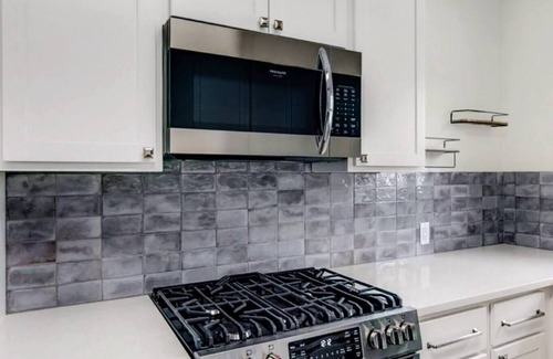 Texarkana House | House on Main: Sleeps 6 + Ping Pong Table!