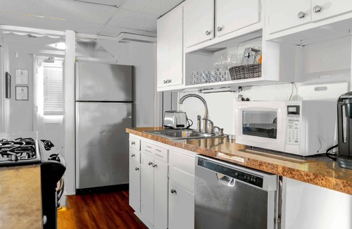 Williams Bay House | House on the Bay – Lakefront 2 BDR Sleeps 6, Walk to Dining & More