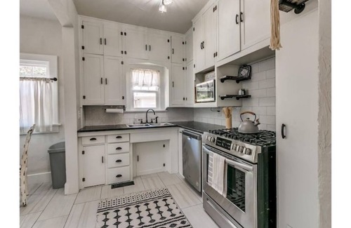 Edmond House | House on The Hill in the Heart of Edmond