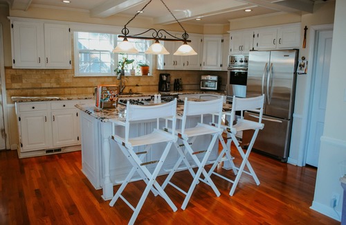Summerville House | House on the Hill-The Perfect Master's Rental!