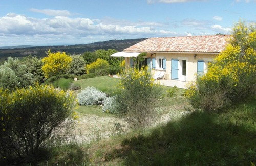 Seguret House | House on the hills of Provence overlooking vineyards .