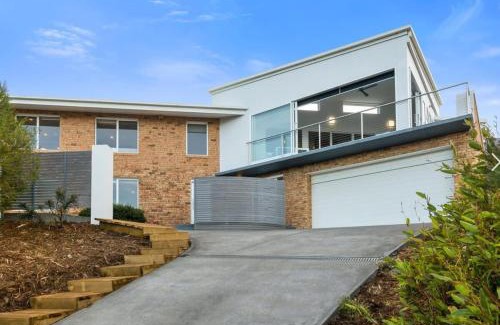 Howrah House | House on the Hillside with City Views Sleeps 12