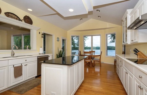 Lake Villa House | House on the lake