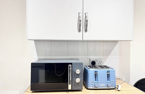 Canterbury House | House - Sleeps 10 - Parking - Garden