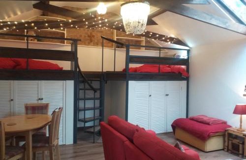 Hull House | House - Sleeps 2 pet friendly & free parking