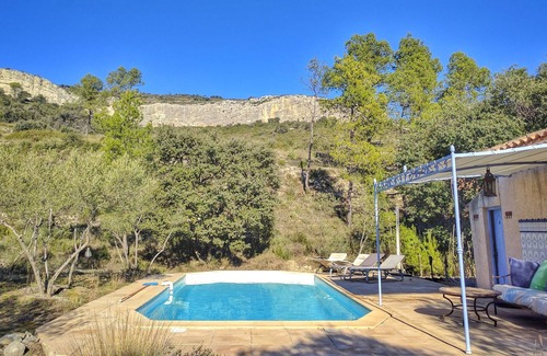 Saint-Bauzille-de-Montmel Villa | House view over cliff and olivette