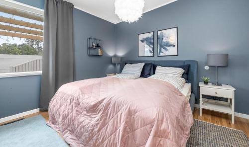 Hafnarfjordur Apartment | House - Villa with garden and Hot Tub, 2 min from Reykjavík