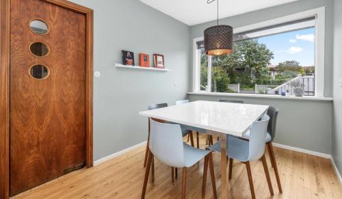 Hafnarfjordur Apartment | House - Villa with garden and Hot Tub, 2 min from Reykjavík