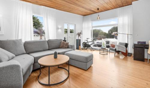 Hafnarfjordur Apartment | House - Villa with garden and Hot Tub, 2 min from Reykjavík