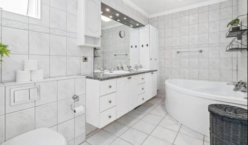 Hafnarfjordur Apartment | House - Villa with garden and Hot Tub, 2 min from Reykjavík