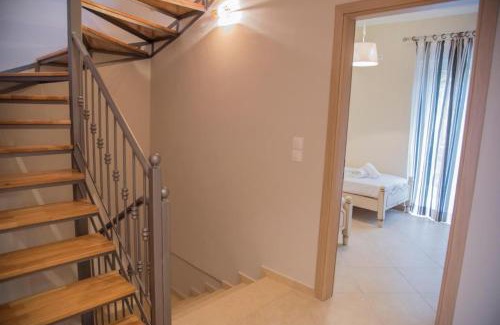 Loutsa Apartment | House Vraсhos-Loutsa