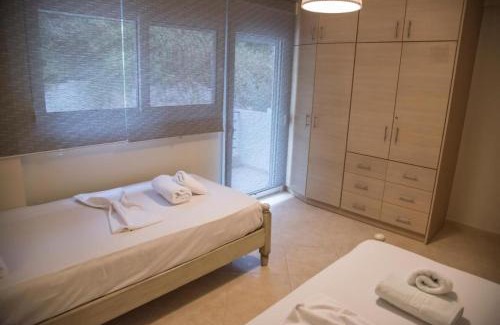 Loutsa Apartment | House Vraсhos-Loutsa