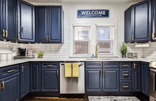 West Plaza House | House w/Excellent Locale. Beautifully remodeled!