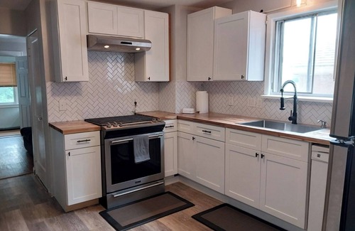 Charlotte House | House walking Distance to Beach and Harbour