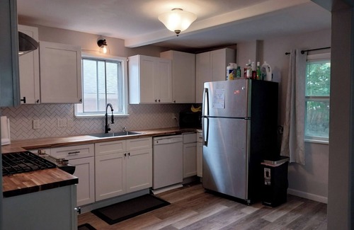 Charlotte House | House walking Distance to Beach and Harbour