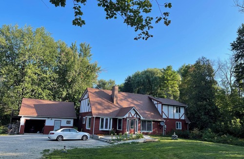 Beeton House | House with 4.5 bedrooms,10 Acres of forest creek and trails, lots of parking