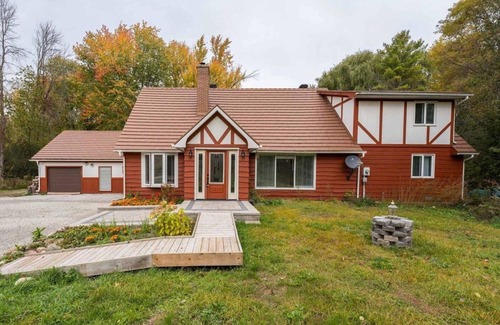 Beeton House | House with 4.5 bedrooms,10 Acres of forest creek and trails, lots of parking