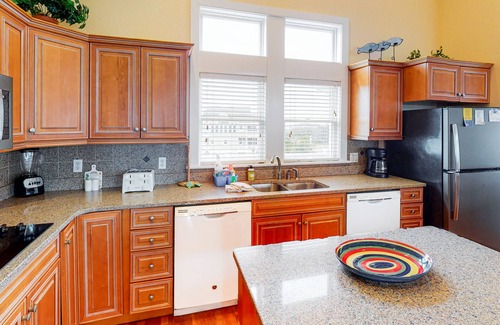 Ocean Isle Estates House | House with AC, fireplace, & private hot tub