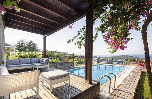 Koyunbaba Apartment | House with Amazing Sea View and Pool in Gumusluk