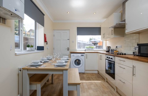 Shirley House | House with Driveway close to Southampton Hospital