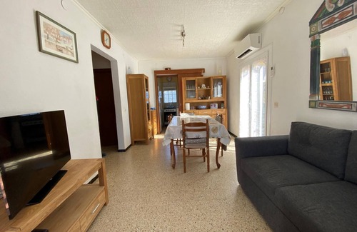 L'Escala Villa | House with garden, barbecue and air conditioning