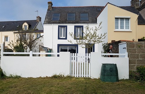 Billiers House | House with garden in a coastal village