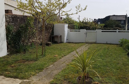 Billiers House | House with garden in a coastal village
