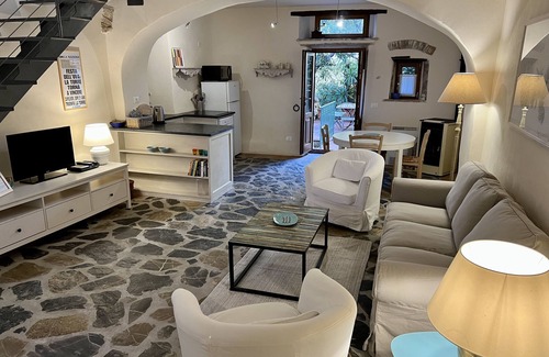 Capoliveri House | House with garden in the historical center House with character.