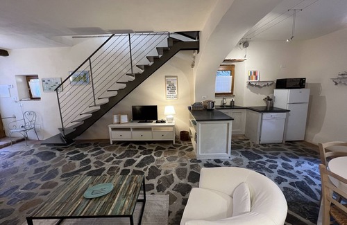 Capoliveri House | House with garden in the historical center House with character.