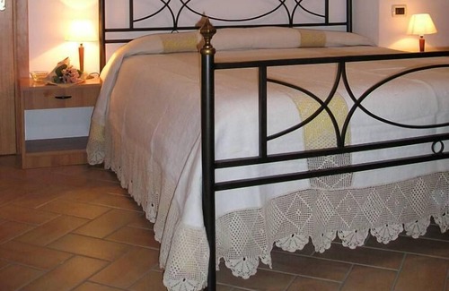 Montelaguardia Apartment | House with garden on green hills
