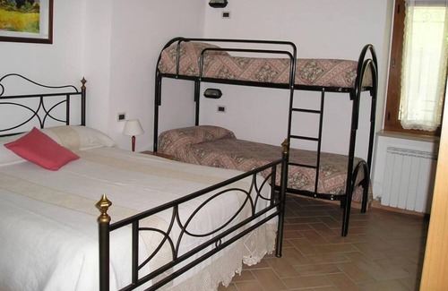 Montelaguardia Apartment | House with garden on green hills
