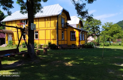 Vyzhnytsya House | House with mountain view