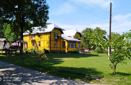 Vyzhnytsya House | House with mountain view