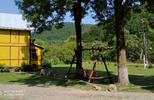 Vyzhnytsya House | House with mountain view