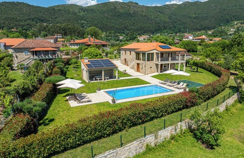 Cossourado Cottage | House with pool and garden in Ponte de Lima