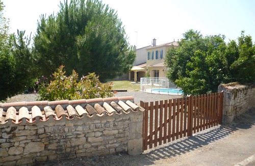 Curzon House | House with pool 15 minutes from the sea