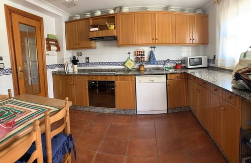 Los Arenales del Sol Ski Chalet | House with pool 7 km from the beach