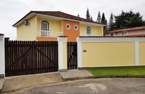 Bracui House | House with Pool, Barbecue, Deck and 5 Bedrooms in Condominium - Angra dos Reis